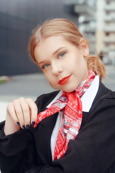 Lány Stewardess Szőke Farokkal Vörös Ajkakkal Piros Nyakkendőben Kamerába Néz — Stock Fotó