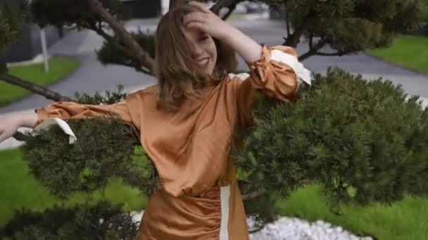 Krásný Model Pozadí Dřeva Zeleň Smrk Dívka Krátkými Vlasy Hnědými — Stock video