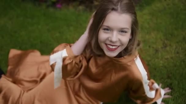 Όμορφο Μοντέλο Φόντο Ξύλου Πρασίνου Ερυθρελάτης Κορίτσι Κοντά Μαλλιά Και — Αρχείο Βίντεο