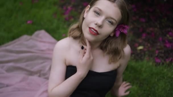 Çiçekli Muhteşem Bir Kızın Portresi Pembe Çiçeklerin Arkasında Bir Sarışın — Stok video