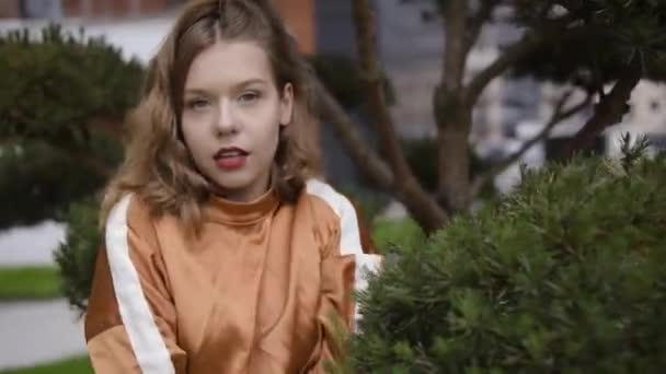 Krásný Model Pozadí Dřeva Zeleň Smrk Dívka Krátkými Vlasy Hnědými — Stock video
