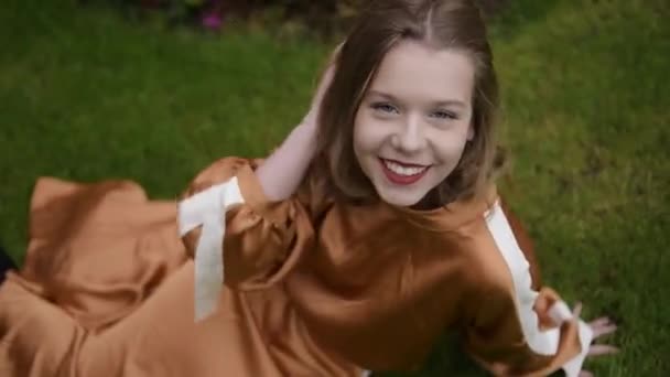 Ein Model Posiert Einem Langen Braunen Kleid Garten Auf Dem — Stockvideo