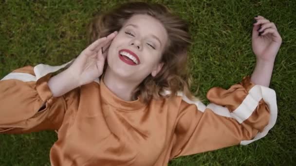 Uma Menina Com Cabelo Bonito Saudável Encontra Grama Olha Para — Vídeo de Stock