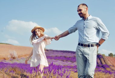 Sevgi dolu bir çift lavanta tarlasında yürüyor. Elbiseli ve hasır şapkalı bir kız. Bir adamla el ele tutuşup tarlada yürüyor. Çift olarak romantik bir ilişki. Güzellik, doğayla bütünlük.