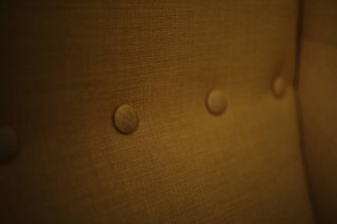 Koltuklarda ve koltuklarda düğmeler, dekorasyon nesnelerinde düğmelerin kullanılması