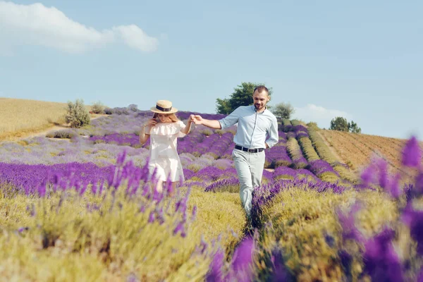 Una Pareja Amorosa Está Caminando Largo Del Campo Lavanda Una —  Fotos de Stock