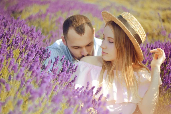 Provence Día Novio Tradicional Sombrero Floral Fondo Campos Púrpura Abrazo —  Fotos de Stock