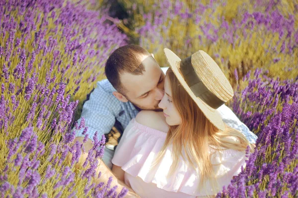 Ein Mann Küsst Seine Freundin Einem Lavendelfeld Schöne Blondine Rosa — Stockfoto