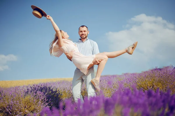 Provence Dag Bruidegom Traditioneel Hoed Bloemen Achtergrond Velden Paars Knuffel — Stockfoto