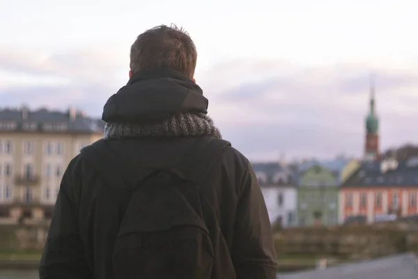 Ein Mann Einer Jacke Mit Touristenrucksack Vor Dem Hintergrund Einer — Stockfoto