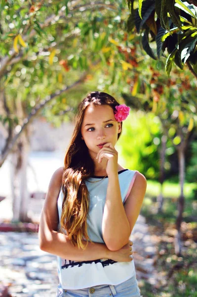 Beautiful Girl Background Palm Trees Tropical Trees Posing Flower Her — Stock Photo, Image