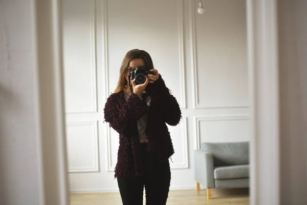 Girl Makes Selfie Mirror Camera — Stock Photo, Image