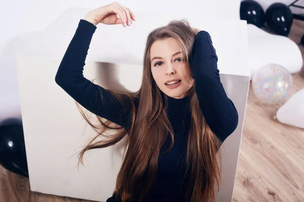 Menina Senta Chão Contra Fundo Das Bolas Menina Celebra Aniversário — Fotografia de Stock