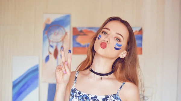 Una Ragazza Artista Uno Studio Disegno Tiene Pennelli Sporca Vernice — Foto Stock