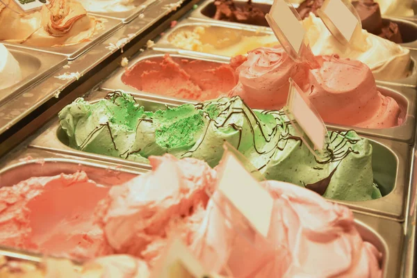 アイスクリーム屋さんでは味の違うアイスクリーム ピンクと緑のボール — ストック写真