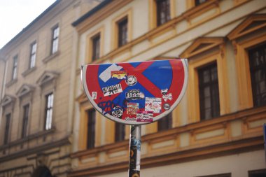 11 / 23 / 2017 Prag, Çek Cumhuriyeti Prag 'daki trafik levhası bükülmüş ve işaretlerle, çıkartmalarla