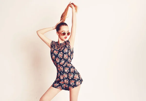 Ein Mädchen Mit Sonnenbrille Und Langen Haaren Springt Tanzt Genießt — Stockfoto