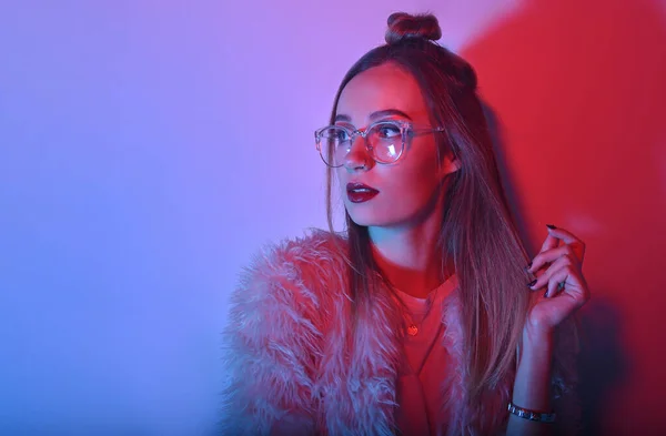 Holka Neonu Tancuje Červenomodrém Pozadí Hipster Dívka Módní Sestřih Brýle — Stock fotografie
