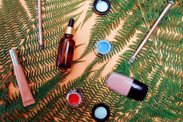 Liście Tropikalnego Drzewa Nagim Tle Owijają Kosmetyki Olejek Twarzy Naturalne — Zdjęcie stockowe