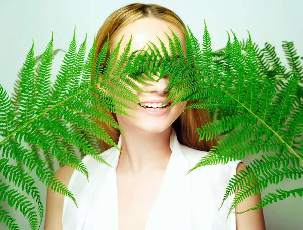 在热带树叶的背景下 小女孩用植物 天然化妆品以及牙齿和嘴唇药物闭上眼睛 用自然的方式灿烂地微笑 — 图库照片