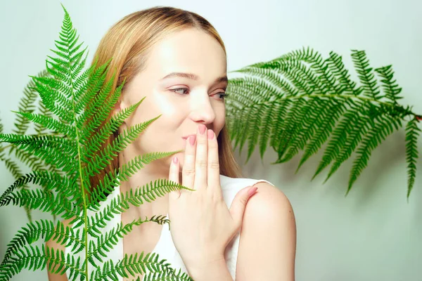 Menina Fundo Folhas Tropicais Cosméticos Naturais Medicamentos Modelo Coquettichly Olha — Fotografia de Stock