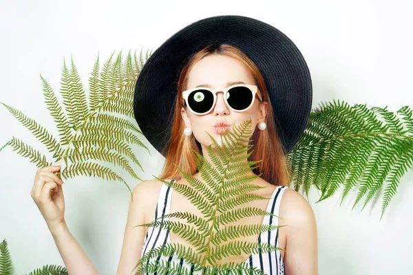 Gorgeous Girl Swimsuit Big Black Hat Sunglasses Tropical Leaves Rejoices — Stock Photo, Image