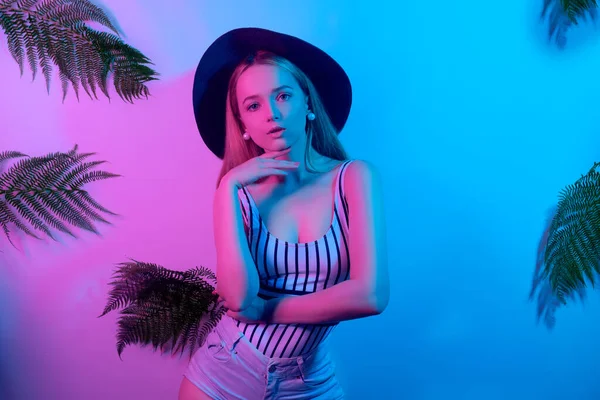 Ragazza Uno Sfondo Foglie Tropicali Modello Neon Costume Bagno Con — Foto Stock