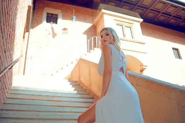 Posh Woman Long White Dress Climbs Steps Castle Blonde Looks — Stock Photo, Image
