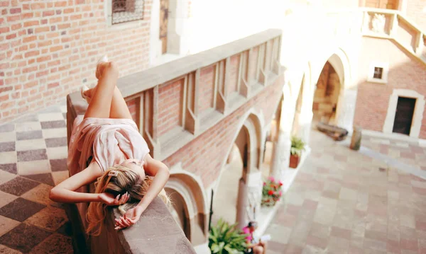 Krásná Dívka Dlouhýma Nohama Leží Balkóně Zámku Princezna Balkóně Dovolené — Stock fotografie
