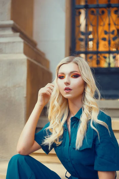 Blonde Avec Beau Maquillage Des Yeux Fumés Ombres Rouges Vives — Photo