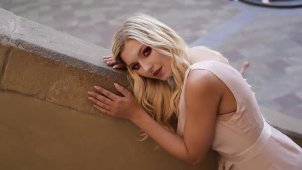 Das Mädchen Liegt Auf Dem Geländer Blonde Mit Wunderschönem Make — Stockvideo