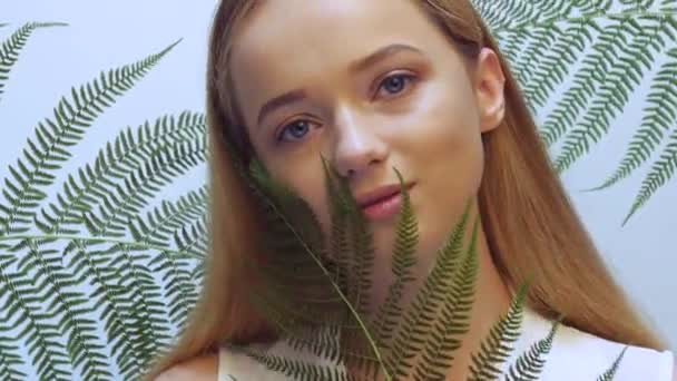Hermosa Chica Hojas Tropicales Estudio Toca Cara Concepto Cosmética Natural — Vídeos de Stock