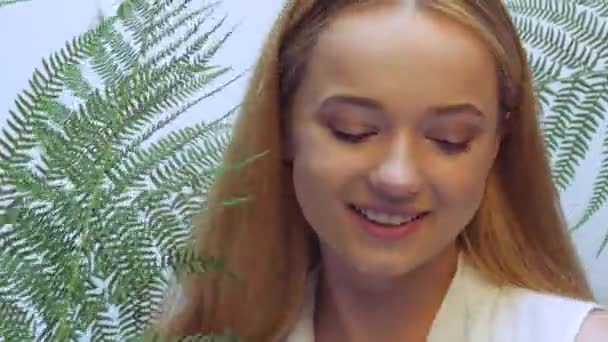 Krásná Dívka Tropických Listech Studiu Dotýká Její Tváře Konceptu Přírodní — Stock video
