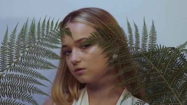 Das Mädchen Tropischen Blättern Bewegt Sich Tanzt Lächelt Große Perlenohrringe — Stockvideo