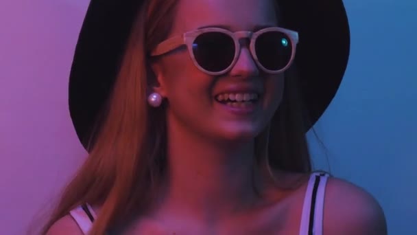 Dívka Neonovém Světle Kloboukem Tančí Tropických Listech Letní Koncepce Párty — Stock video