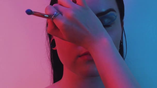 Detailní Záběr Dívčí Tváře Módním Profesionálním Make Upem Neonovém Světle — Stock video