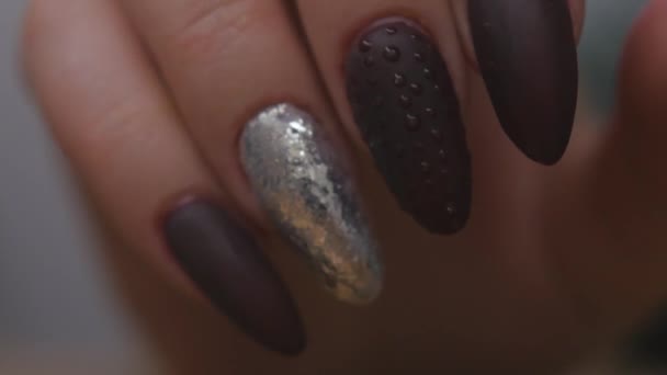女孩的手与不同颜色的指甲 又长又整洁的钉子Shellac — 图库视频影像