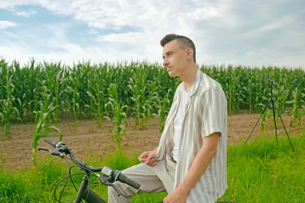 Tipo Fondo Del Campo Maíz Sienta Una Bicicleta — Foto de Stock