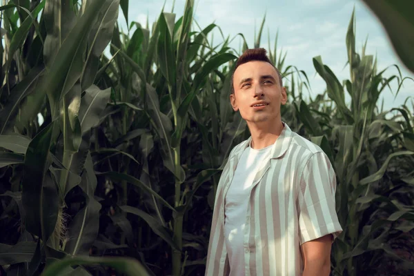 Ragazzo Alla Moda Sta Camminando Campo Grano Giornata Sole Fuori — Foto Stock