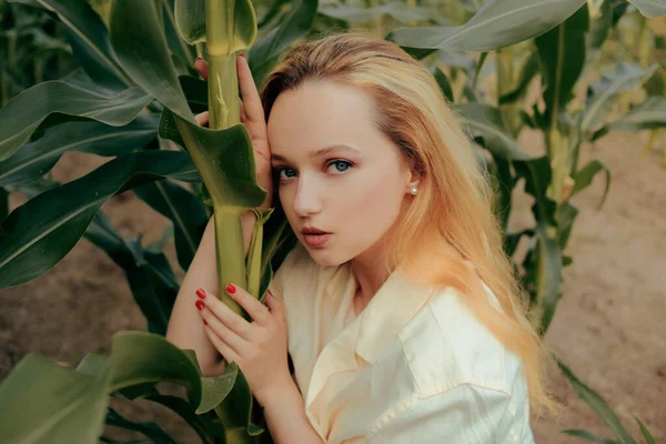 Porträt Eines Mädchens Den Maisblättern Nettes Mädchen Der Natur Naturkosmetik — Stockfoto