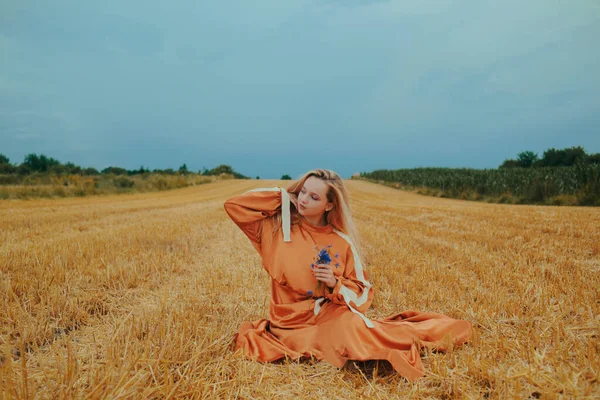 Een Mooi Meisje Een Jurk Zit Een Tarweveld Prachtige Foto — Stockfoto