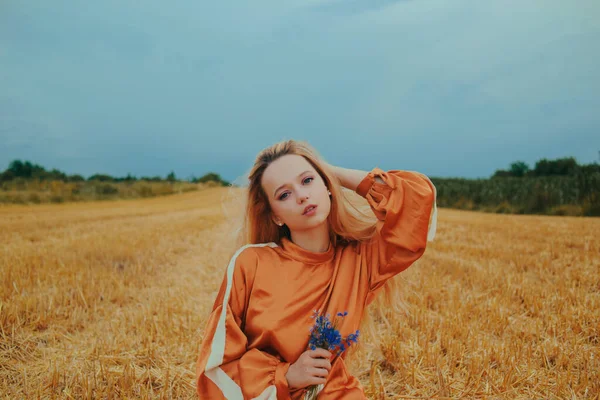 Uma Menina Bonita Vestido Senta Campo Trigo Fabulosa Foto Uma — Fotografia de Stock