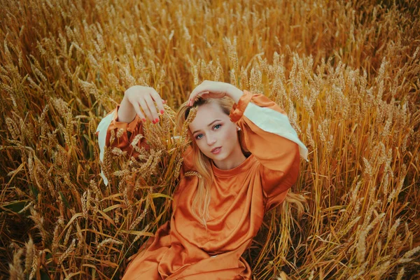 Elegantní Model Leží Pšeničném Poli Těší Přírodě Koncept Přírodních Produktů — Stock fotografie