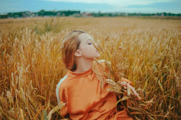 小麦畑にある上品なモデルは自然を楽しむことができます 自然の産物 自然との一体性 ファッションの概念 美しいです若いですブロンド女の子とともに長い髪 — ストック写真