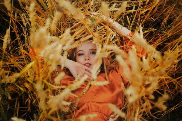 Elegantní Model Leží Pšeničném Poli Těší Přírodě Koncept Přírodních Produktů — Stock fotografie