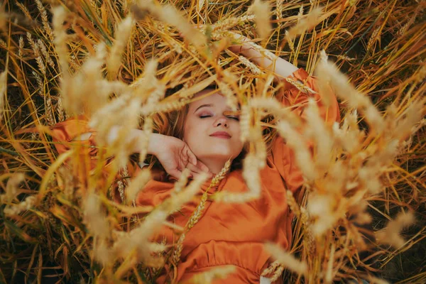 Dívka Pšenici Leží Šatech Směje Zlaté Špičky Proso Koncept Jednoty — Stock fotografie