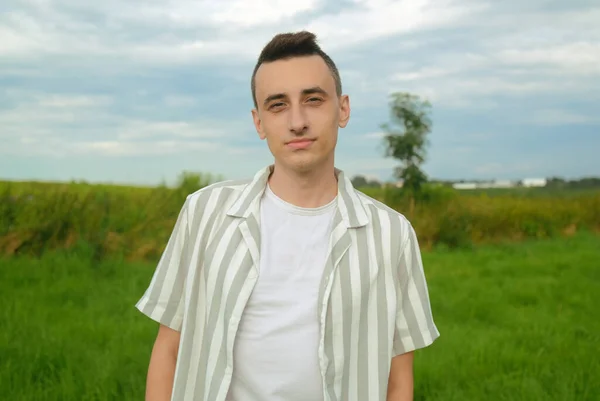 Ragazzo Vestito Alla Moda Che Cammina Campo Fuori Città Uomo — Foto Stock