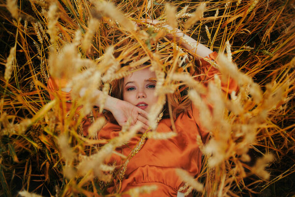 Elegant Model Lies Wheat Field Enjoys Nature Concept Natural Products — Stock Photo, Image