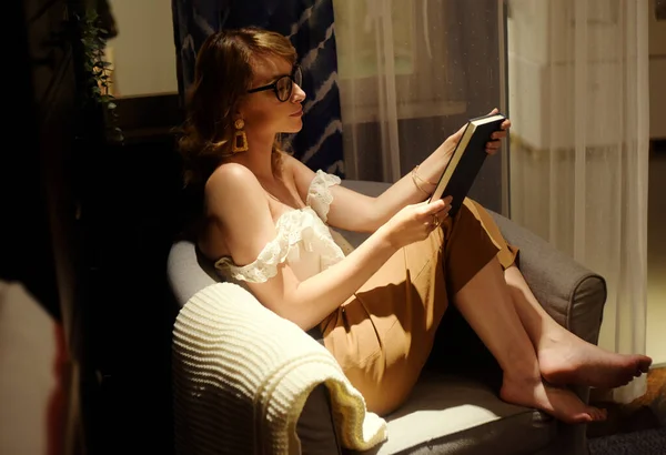 Uma Linda Garota Senta Uma Poltrona Noite Livro Mulher Inteligente — Fotografia de Stock