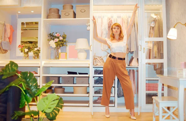 Modelo Niña Posando Sobre Telón Fondo Armario Con Ropa Mujer —  Fotos de Stock